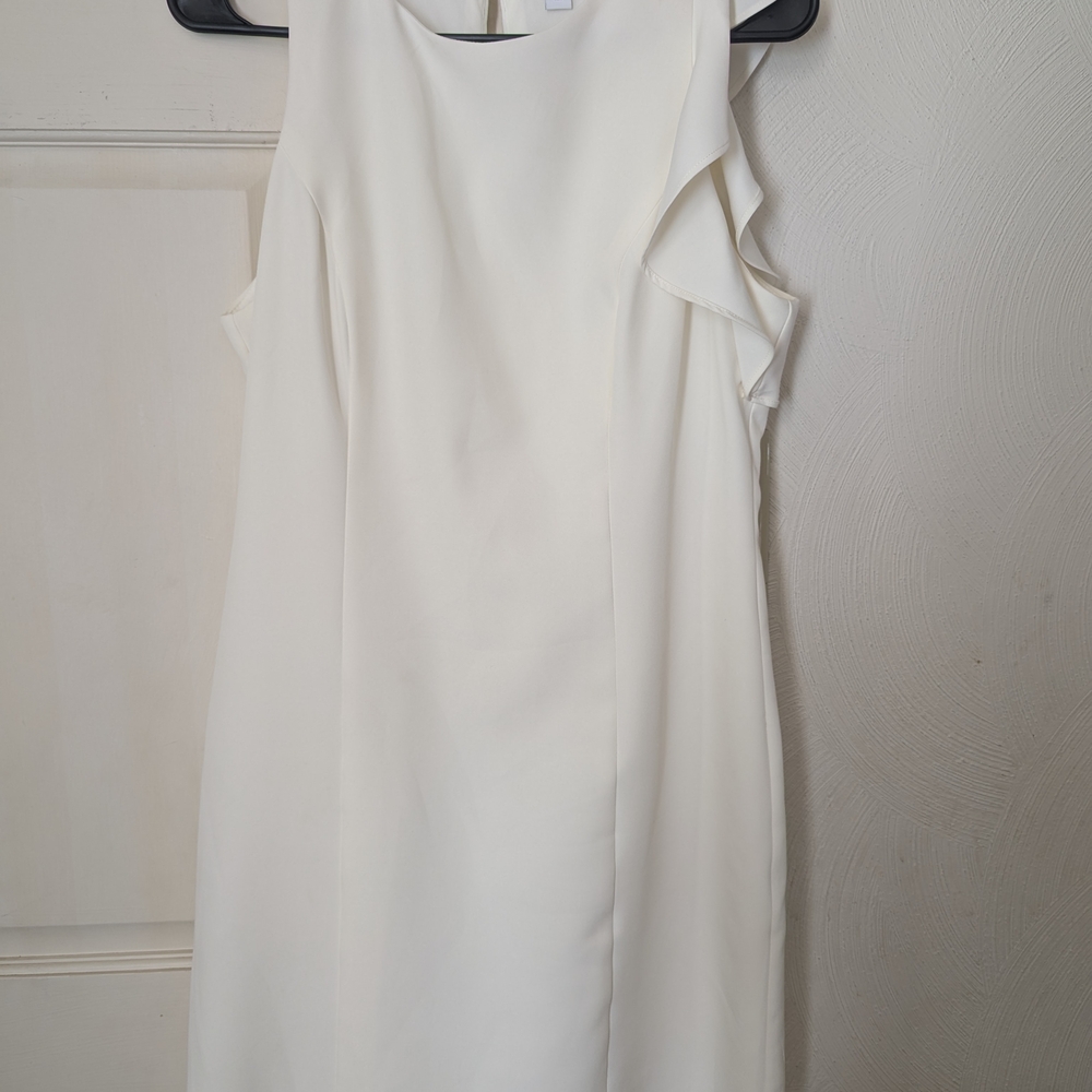Elegant White Sleeveless Dress